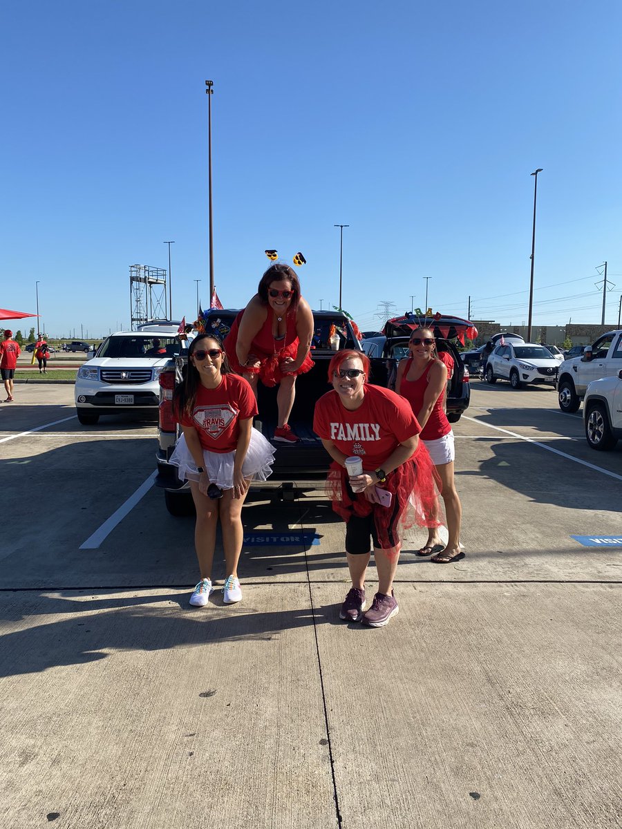 We ❤️ our seniors!! Tiger staff LOVED seeing your faces for graduation pick up today! Finish Strong!