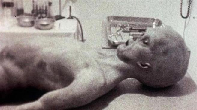 — LES EXTRA-TERRESTRES À ROSWELLEn 1947, Roswell est devenu célèbre quand on a appris qu'un groupe de militaires avait récupéré un disque volant tombé dans la ville. Plus tard, il a été dit que c'était en fait un ballon météo qui n’avait rien à voir avec les extraterrestres