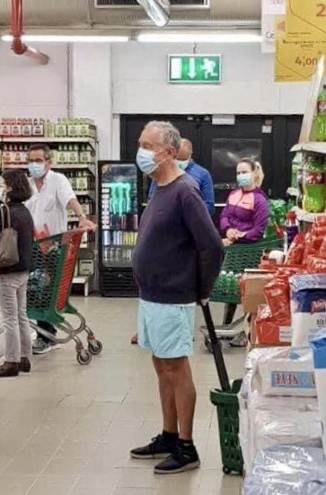submundos's tweet photo. Quando és presidente de um país e combinas a máscara com os calções... https://t.co/iC3zCZTu67