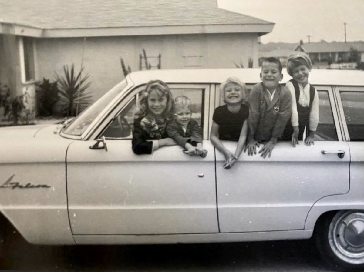 heidi_m_haynes's tweet photo. California throwback to when my grandpa was stationed in Compoc, California, at Vandenberg Air Force Base. My grandpa turned eighty nine yesterday. Pictured is my mom and her siblings. #thatcar #california #family ๐ฅฐ๐บ๐ธ๐ก https://t.co/jZI43ZF315