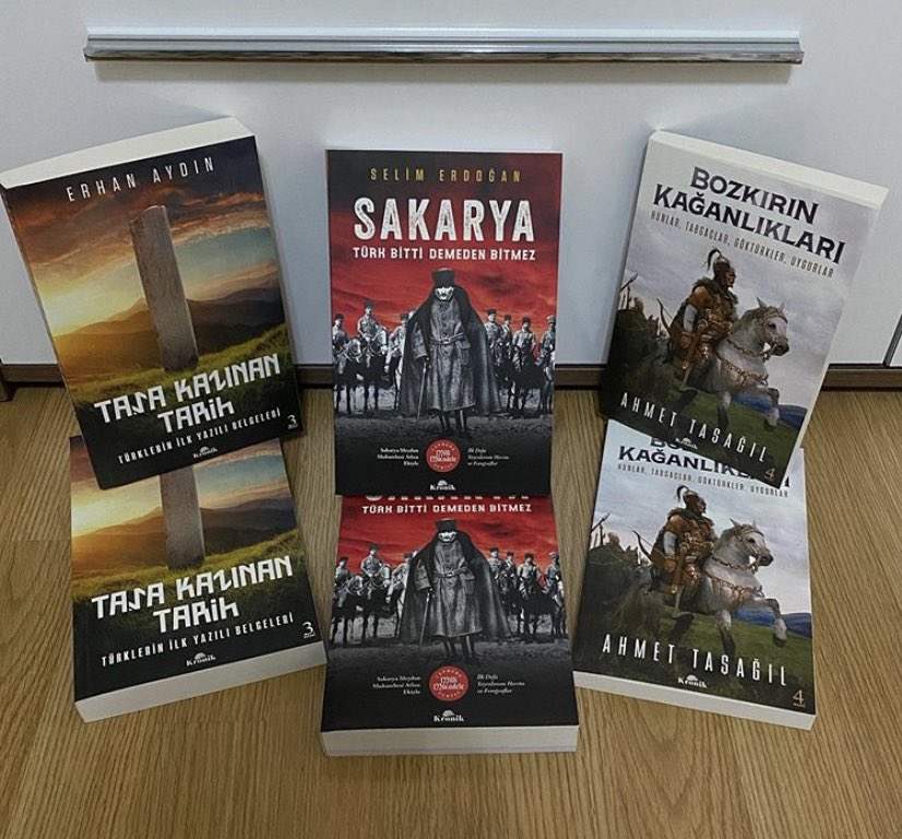 📚Kitap Hediyemiz var!📚

🏹Bu tweeti RT'leyen
🏹Tweet altına 3 arkadaşını etiketleyen
🏹 <a href="/OrtaAsyaDunyasi/">Orta Asya / Türk Dünyası</a> ve <a href="/KronikKitap/">Kronik Kitap</a> 
Hesaplarını takip eden 

🐺2 kişi "Taşa Kazınan Tarih"
🐺2 kişi "Bozkırın Kağanlıkları"
🐺2 kişi "Sakarya" eserlerini kazanma şansı yakalayacak. Bol şans🙏🏻