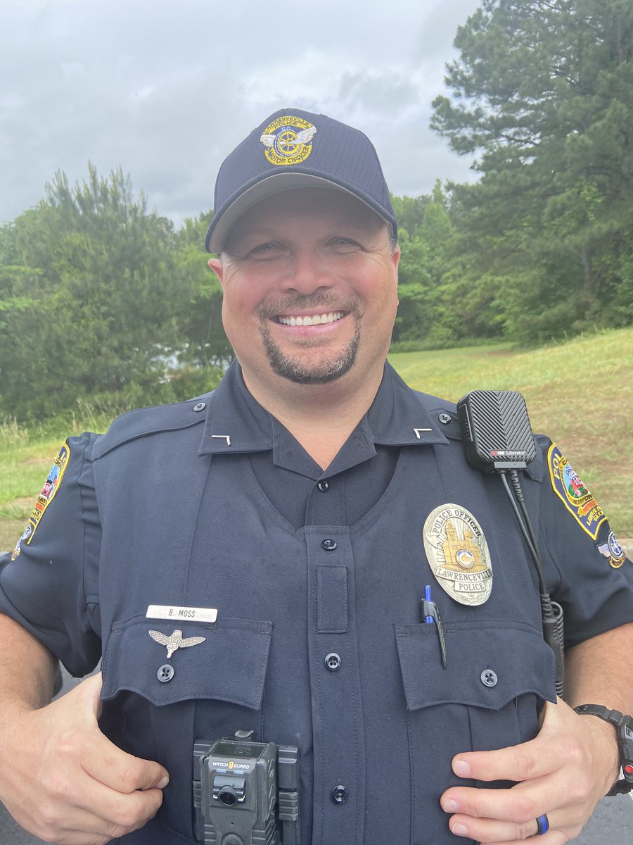 LawrencevilleES's tweet photo. Thank you Officers Moss and Hixson from the @LawrencevillePD for your help this morning during our neighborhood parade. Thank you for keeping us safe and guiding our route as we loved on our students. #GCPSDLD #OneCommunity #uKnighted https://t.co/kLjUzNcQZZ