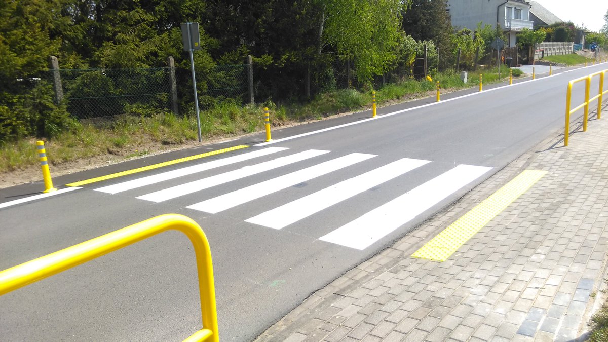 Lumitecfon's tweet photo. Oznakowane #przejścia dla #pieszych płytkami ostrzegawczymi #LUMI #FON PO. Realizacja #ZDP #Konin. Ze względu na wąski chodnik, sąsiadujący bezpośrednio z jezdnią wykonano pas ostrzegawczy szerokości 30 cm. https://t.co/VhkdDdIcYB
