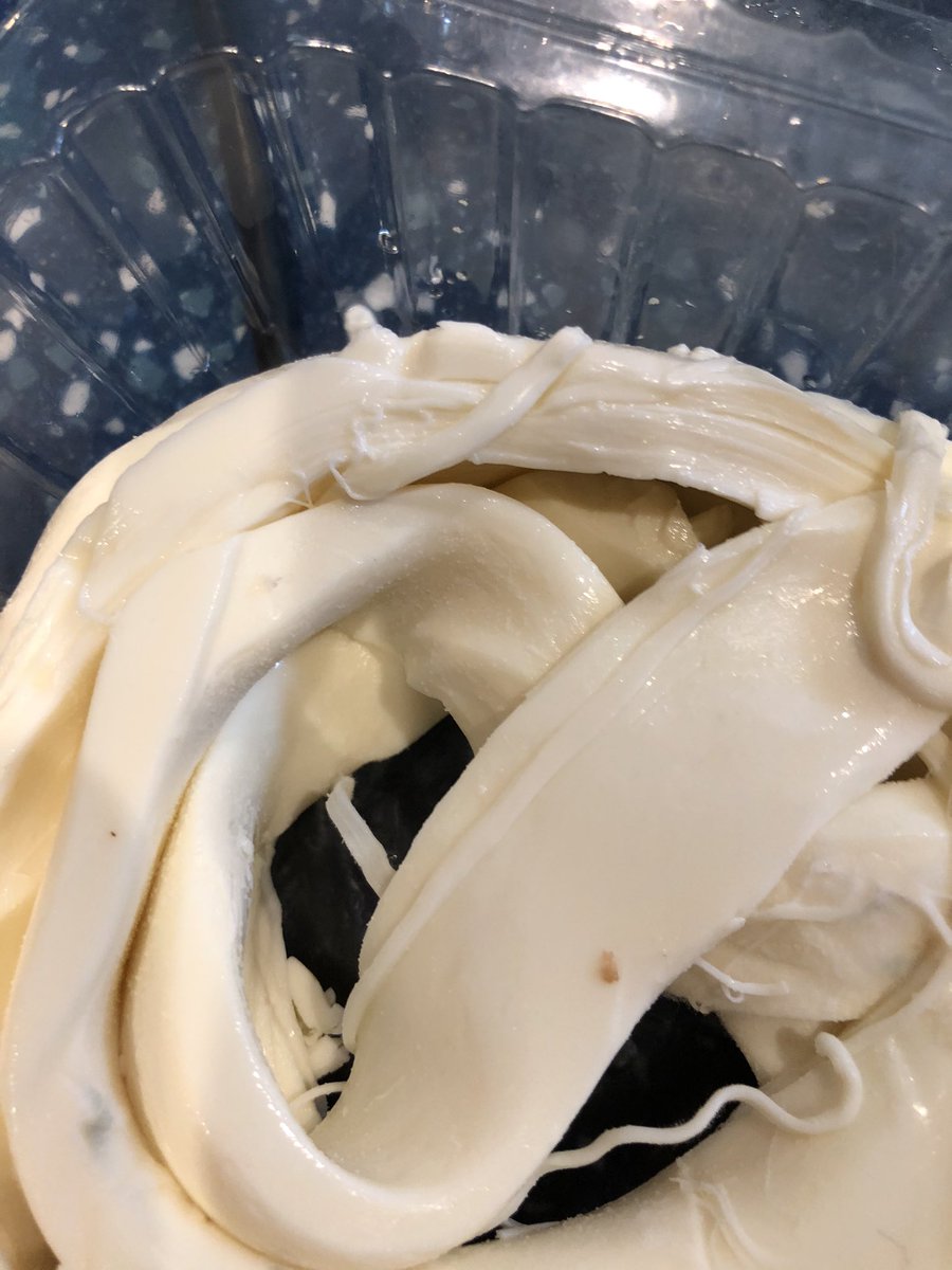 cabreranelly's tweet photo. Duda: el queso fresco, como el Oaxaca, no debería mantener una cadena de frío? Generalmente le compro a mi #marchanta, pero es la tercera vez que en City Market me venden queso en mal estado. La atención muy buena, pero el gerente me neceaba que no. Eso obscuro no son sombras. https://t.co/fzXTfL7Dnv