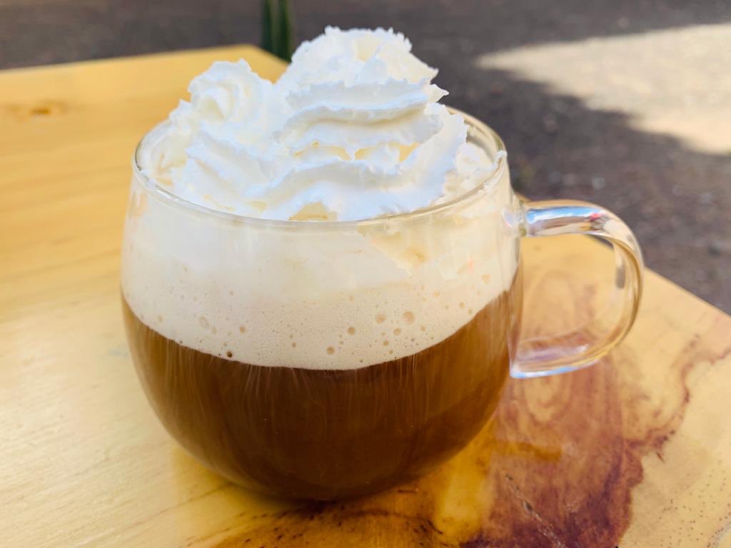COFFEE TIPS:
Americano Cortado
La combinación perfecta de café origen frutado Black Panther Coffee con crema de leche.