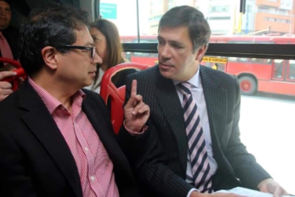LRamicarr's tweet photo. @nomasJSAU @Carlospaz99M @petrogustavo Ahora dirán que el Dr. Petro y el Dr. Sanclemente estaban cuadrando cuentas de lo que producen los laboratorios.
TAN MAL PENSAOS ... https://t.co/khpmTRmQky