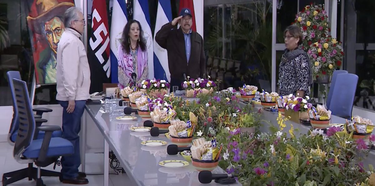 pxmolina's tweet photo. ¿Para qué tantos platos, canastas y micrófonos solo para 4 pelones?... ¿Se vació el resto o no pasaron la prueba de última hora del #COVID19 para irse a sentar ahí?🤔... https://t.co/DCGabUhFZo
