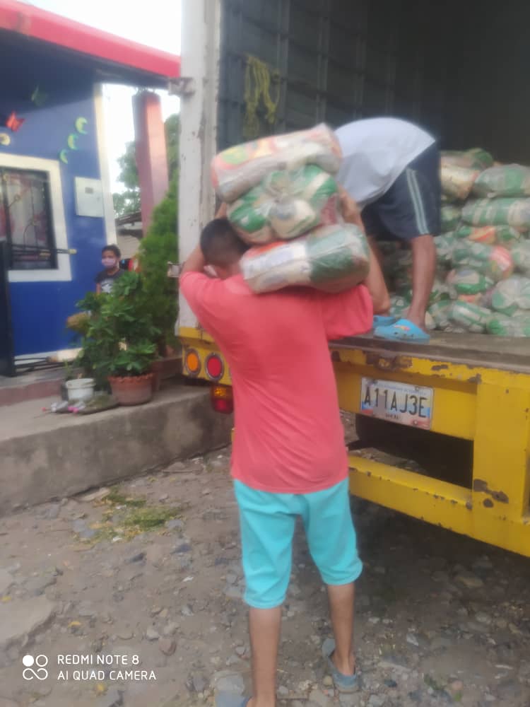 MunicipioUrena's tweet photo. #SoyComunicadorClap Gracias a la políticas de protección alimentaria por parte del Pdte.@NicolasMaduro el Protector @FreddyBernal y alcalde @carrilloalcald1 1mil902 familias de
9 Comunidades del Municipio Pedro María Ureña serán beneficiadas a través de la bolsa CLAP
@GMAStachira https://t.co/PVRHRqfiu0