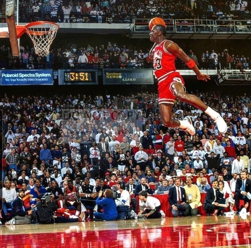 AdamCarriker94's tweet photo. The Last Dance was a great series, so let’s have some fun. Michael Jordan (prime) vs Lebron James, who ya got? Retweet for Jordan, Like for Lebron. https://t.co/Mpba7Bhn2l