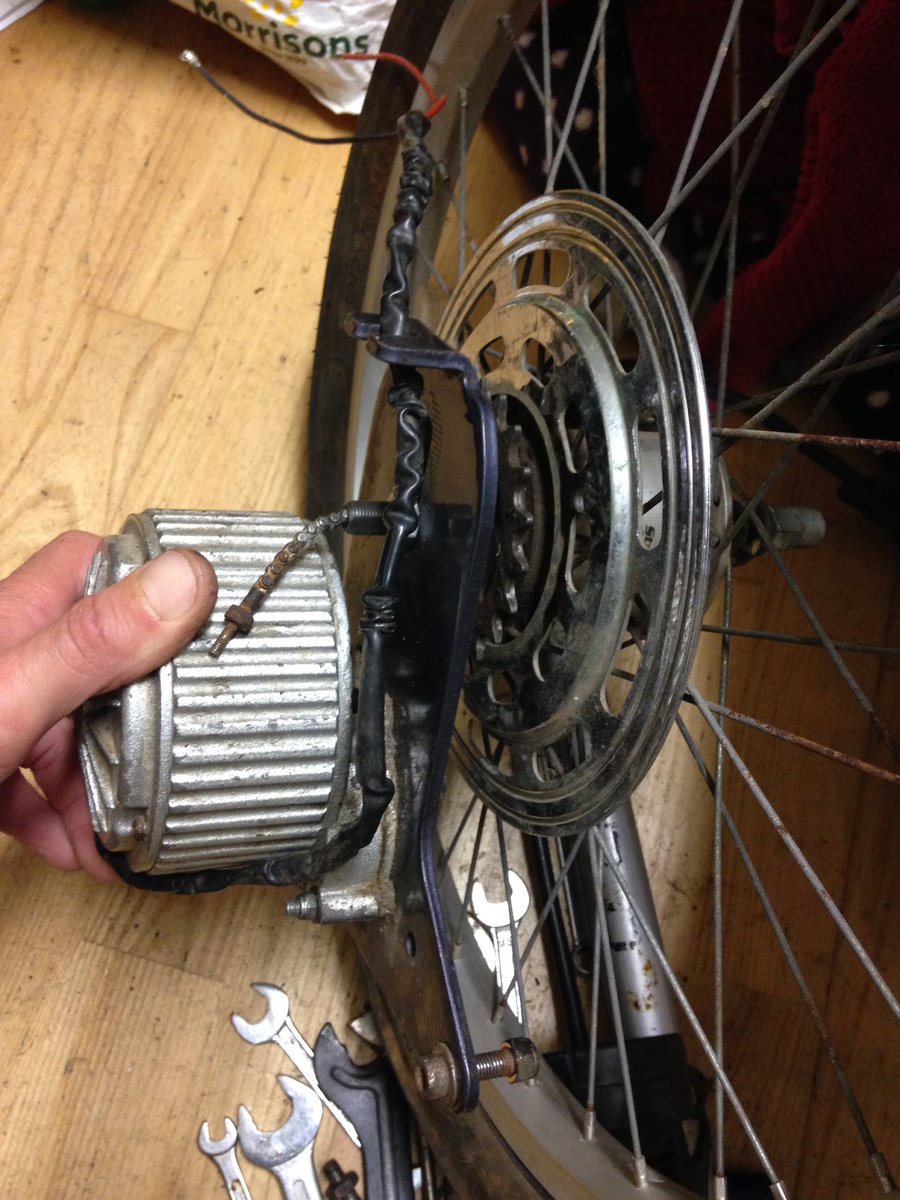 looneytonecx's tweet photo. Found this seized up #hotchop a while back this came to mind after recently picking up a older #ebike cheep. Motor works now to see if I can save the rest of the electrics to make the #echop 🤣🤦♂️ @embntweet @Carpervert @sampilgrim @NewElectricIRL @CycleRecycleUK https://t.co/7ZJFTZ1tLy