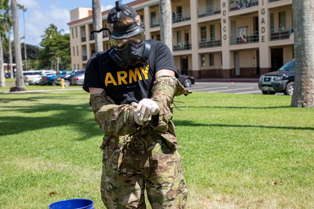 USArmy's tweet photo. The @25thID has trained #soldiers to work in clean teams across Schofield Barracks, Hawaii, as prevention measures to trace, prevent and mitigate the spread of #COVID19.

More at: https://t.co/zXNjGp0v3t

#ArmyCOVID19Fight #TropicLightning #readiness https://t.co/YAucfIrujY