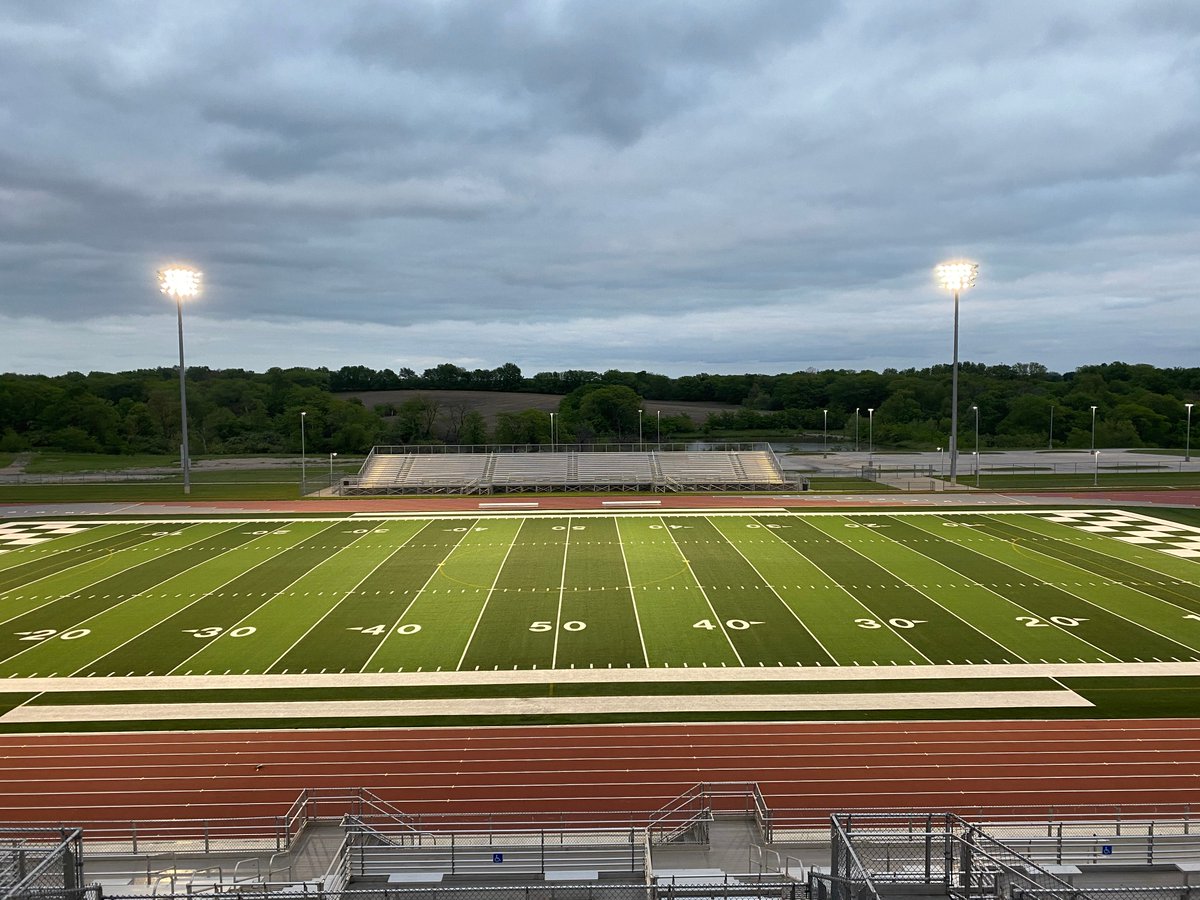 gallowaypeyton's tweet photo. Looking forward to jumping in with #nkcchat in a few... documenting important senior moments at @SHSFalcons right now 😉 https://t.co/LsjFcGoPoh