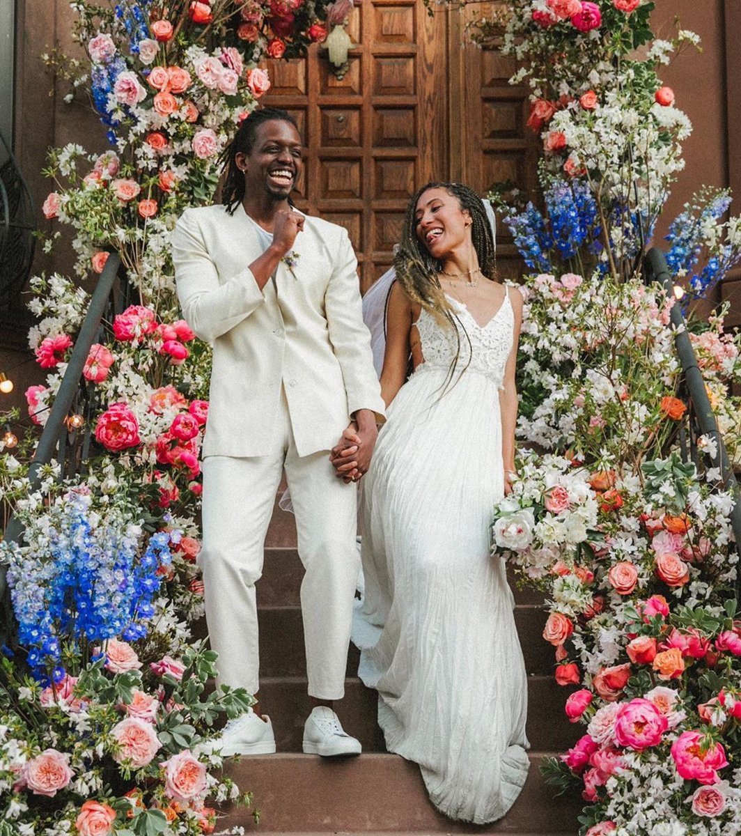 HauteHoopla_'s tweet photo. #BlackLove 🖤in the time of #Corona. #ElaineWelteroth weds husband on their stoop in NYC on 5.10.20.🌸 https://t.co/oWNGU13Gar