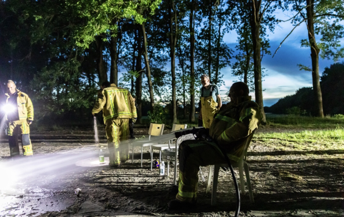 Brandweer blust kampvuur in Mierlo . 18 mei 2020.