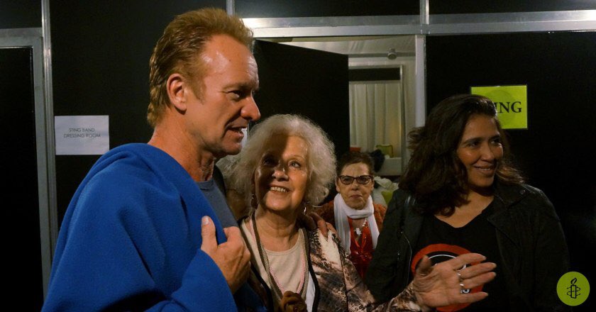 49. Sting con Estela de Carlotto en la feria del libro