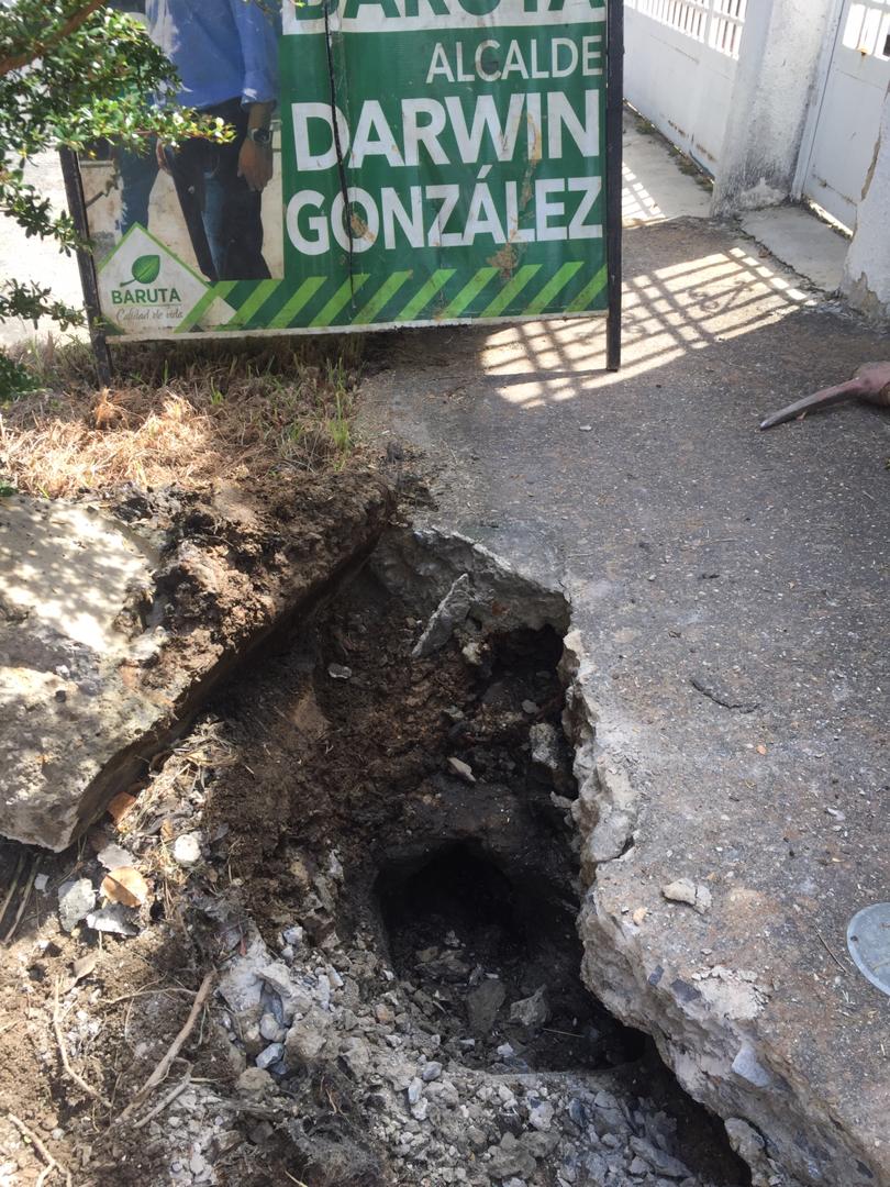 darwingonzalezp's tweet image. Las cuadrillas de Infraestructura llevaron a cabo la roturación de la acera para destapar un colector de aguas servidas en la calle Caripito de El Cafetal.

Además, destaparon con equipo manual el colector de aguas servidas en la calle Acueducto con Coquivacoa de El Peñón.