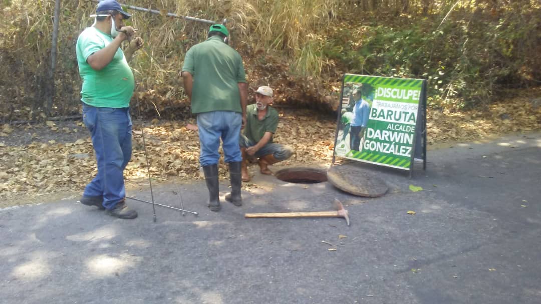 darwingonzalezp's tweet image. Las cuadrillas de Infraestructura llevaron a cabo la roturación de la acera para destapar un colector de aguas servidas en la calle Caripito de El Cafetal.

Además, destaparon con equipo manual el colector de aguas servidas en la calle Acueducto con Coquivacoa de El Peñón.