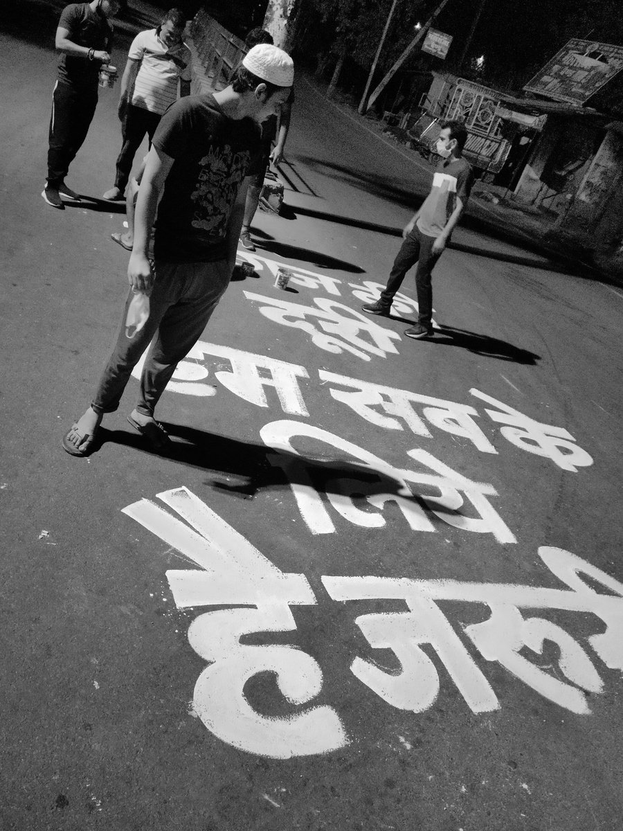 Ziya0003's tweet photo. “नगर मे वैश्विक महामारी कोरोना के प्रति लोगो को आपस मे शारीरिक दूरी बनाए रखने व घर मे सुरक्षित रहने के प्रति जागरूक करने हेतु, कुछ दोस्तों ने मुख्य बस स्टैंड पर जागरूकता स्लोगन लिखे..👏🙌

#Indiafightscorona #lockdown4 #Covid19 #self_Protection.🙌

@FIGHTCORONABJR https://t.co/AmOEgOLpeq