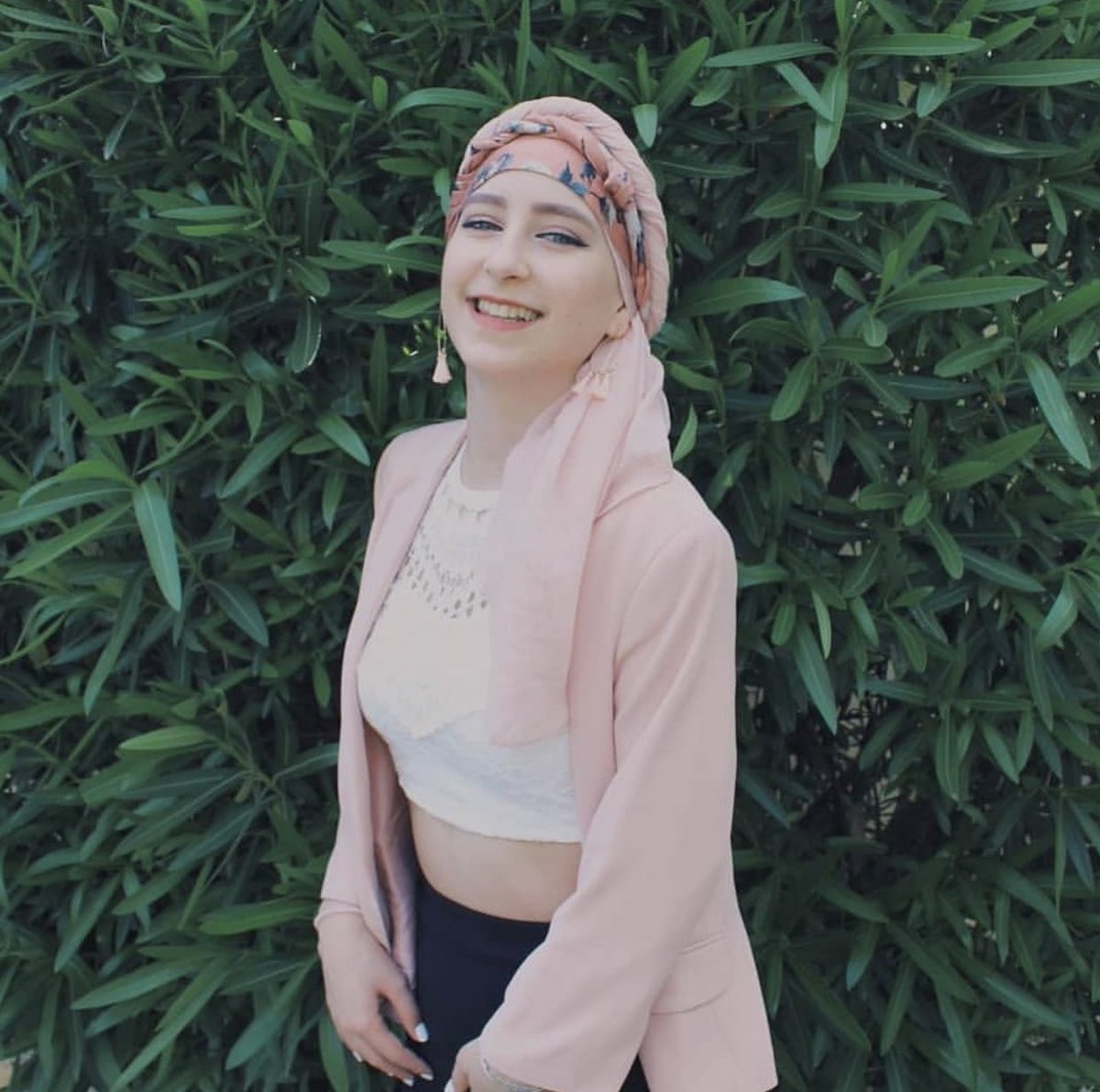 Esta es María tiene 16 años y hace 3 años le diagnosticaron SARCOMA DE EWING está buscando algún médico que pueda ayudarla le han hecho un autotransplante y dos operaciones aparte de los 18 ciclos de quimio y 58 sesiones de radioterapia. Ayudadme a difundirlo porfavor ❤️💪🏽