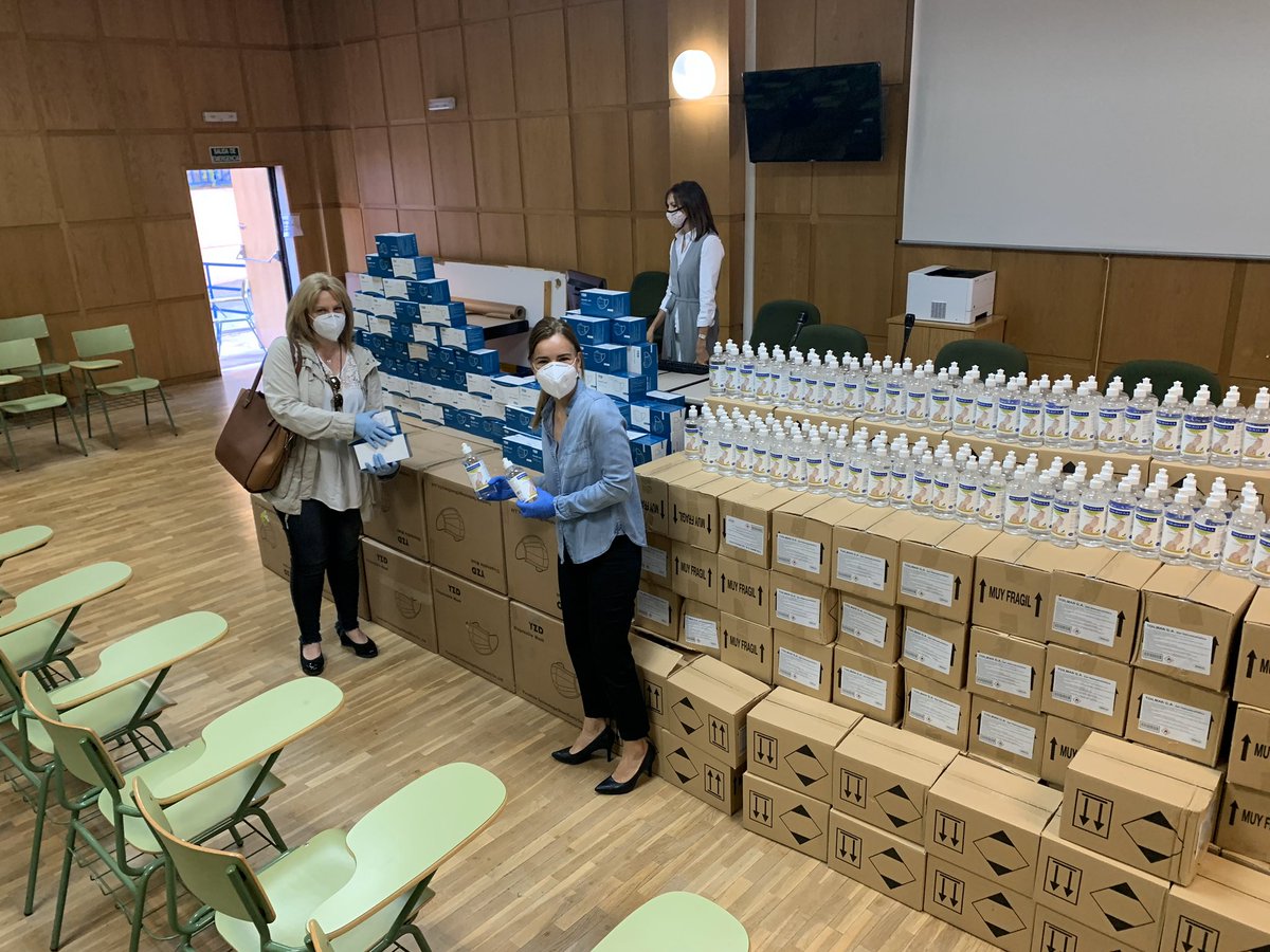 miriamrabaneda's tweet photo. Gracias a la @ComunidadMadrid hoy hemos podido repartir material de protección para los centros escolares de la Dirección de Área Territorial de Educación Madrid Sur. #AdelanteMadrid https://t.co/bMcgzJPzT7
