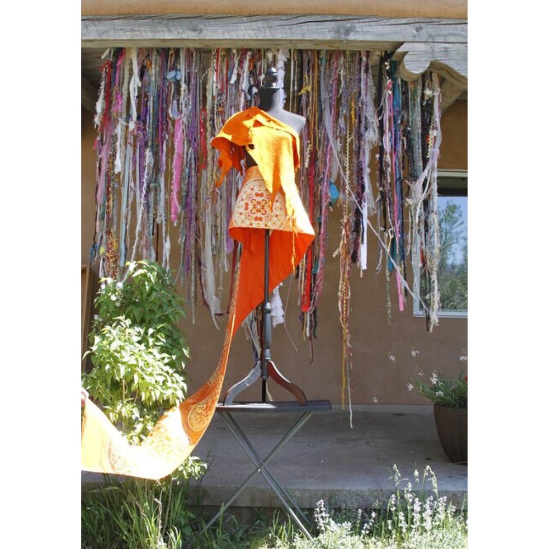 marci_lebowitz's tweet image. I wanted to share with you the process for this exciting application.We decided to fill the windows with my fibers, my outfits and Jess’ photographs and here’s the process we used to get our ideas cohesive. ow.ly/jOxl50zHuhl #inspirationblog #fashionblog #fashionjourney