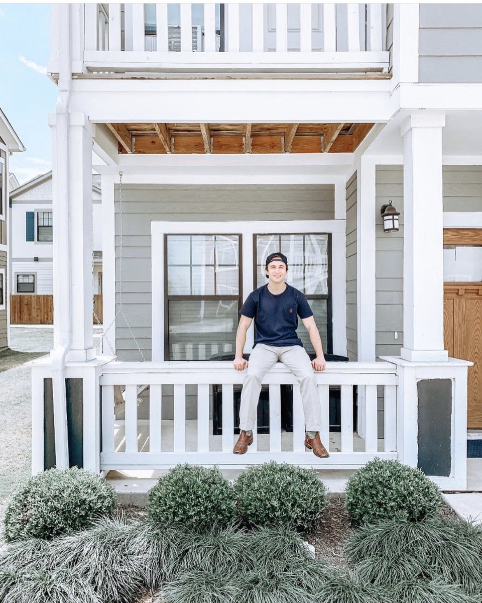 With porches and balconies large enough for any of your outdoor activities, why settle for anything less! Here at Aspen, Size Matters! Sign for ANY floor plan to receive waived fees, $40 off monthly rent, a $200 gift card, and one of the largest balcony’s around UTSA!😉