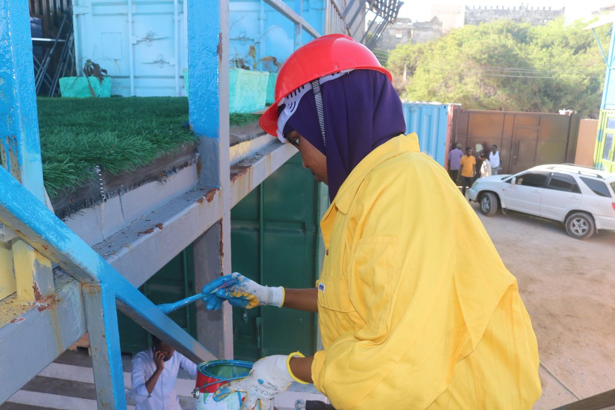 MOSYC11's tweet photo. These girls, they are renovating their own centre, they gave their energy, time and experience, in order to renovate Mogadishu One Stop Youth Center #MOSYC for free. It is compulsory always to engage our Youth. Encouraging the youth make true their vision and initiatives. https://t.co/wbKmrxGnbn