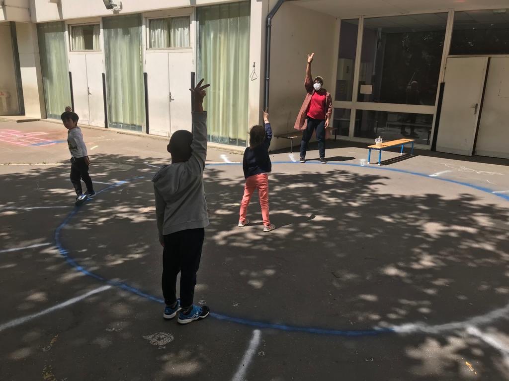 DeInclusif's tweet photo. Ce marquage au sol peut servir à une multitude de jeux collectifs en respectant les gestes barrières #GestesBarrières @mairie15 @pbloche #animation https://t.co/uwsn0d4C4G
