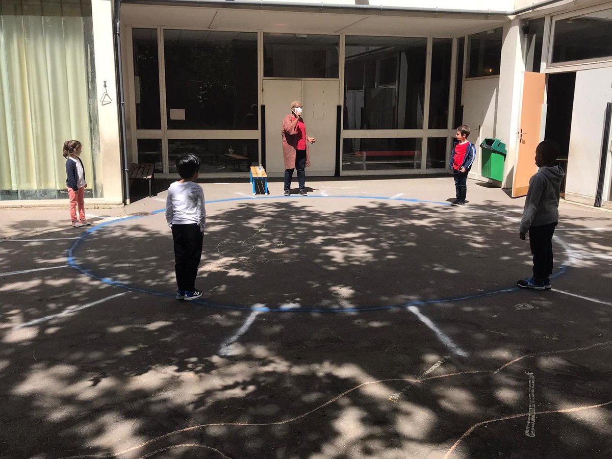 DeInclusif's tweet photo. Ce marquage au sol peut servir à une multitude de jeux collectifs en respectant les gestes barrières #GestesBarrières @mairie15 @pbloche #animation https://t.co/uwsn0d4C4G