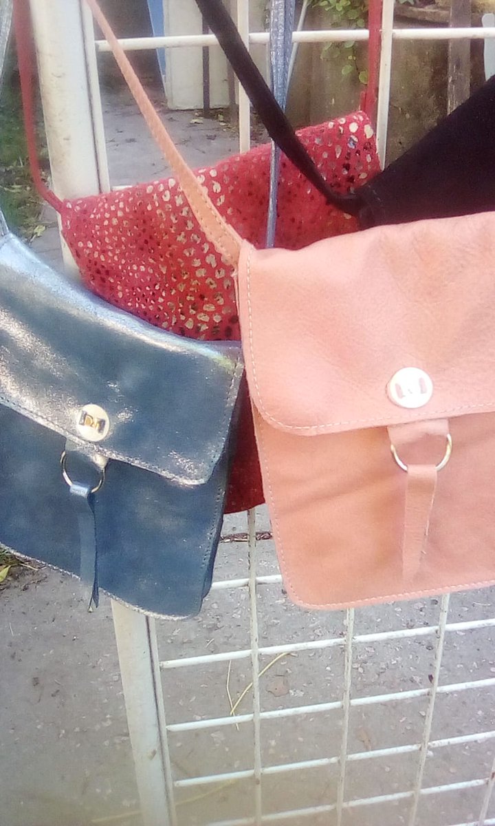 giglesias19's tweet photo. *compartir*
Mi tía esta sin trabajo (trabaja en industria del cuero) y se puso a hacer carteras por su cuenta. La estoy ayudando con la venta. Son de cuero con ebilla. Tamaño 17cmd por 15cms aprox. $390

Agradezco compartir y dar una mano ✋ escriban al privado o 092982922 https://t.co/YbgxxQ4eyw