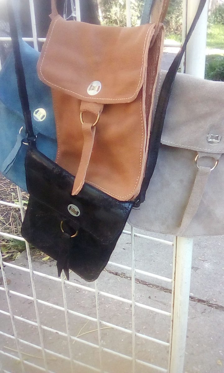 giglesias19's tweet photo. *compartir*
Mi tía esta sin trabajo (trabaja en industria del cuero) y se puso a hacer carteras por su cuenta. La estoy ayudando con la venta. Son de cuero con ebilla. Tamaño 17cmd por 15cms aprox. $390

Agradezco compartir y dar una mano ✋ escriban al privado o 092982922 https://t.co/YbgxxQ4eyw