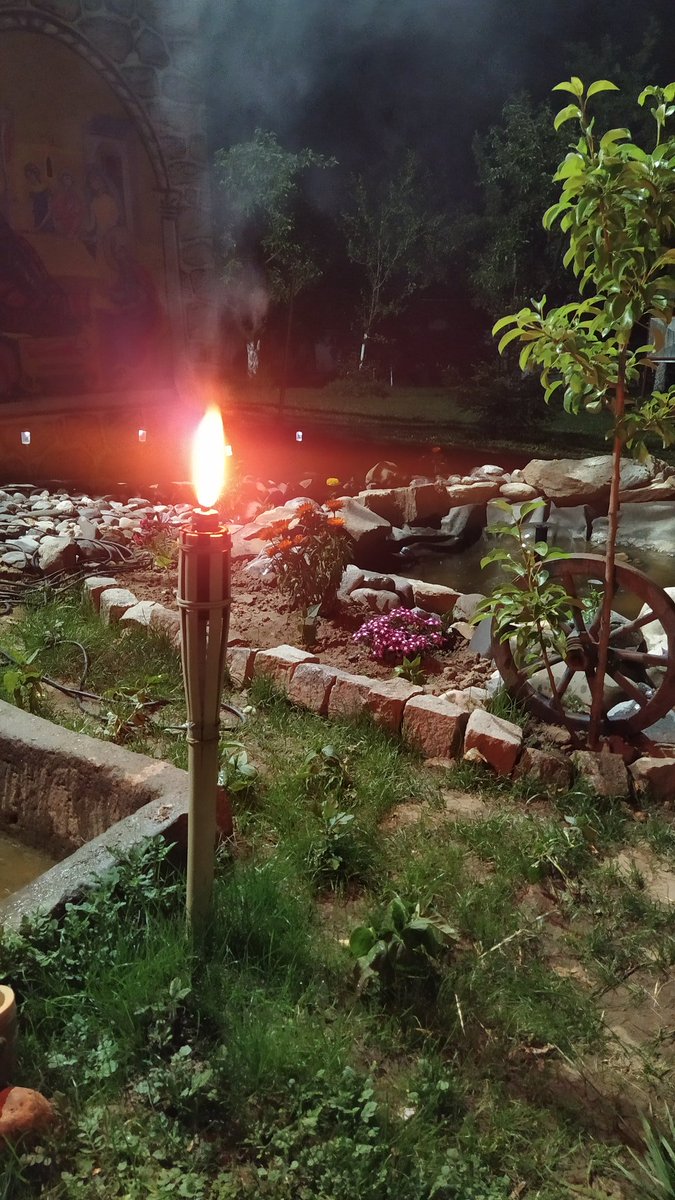 sinisa_jevtic's tweet photo. Nije bakljada sto ovi civilizovani priredjuju po zgradama vec petrolej rasveta 😀 na nasem Malom Raju. https://t.co/KDLuKNAhft