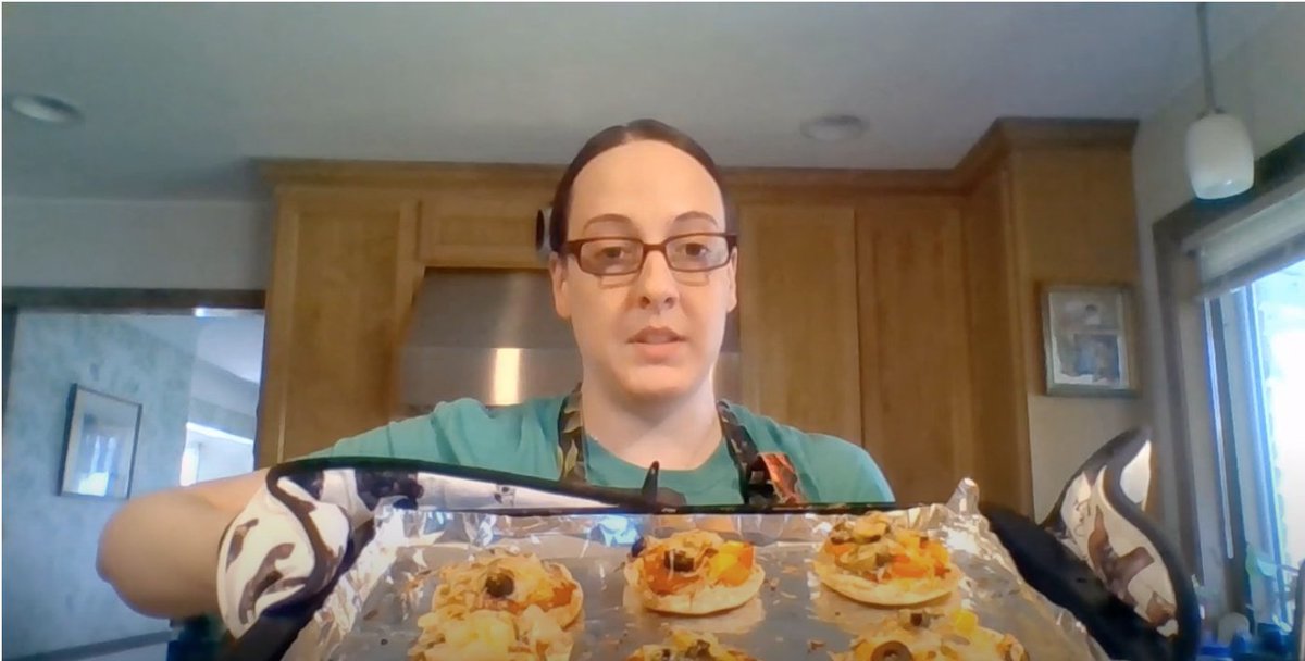 AnokaCoLibrary's tweet photo. Who is hungry? Beginner Bites is back with english muffin pizzas, and our mouths are watering. Details here: https://t.co/JN4JAseoZ4

#ACLAtHome https://t.co/lOqDol4RhU