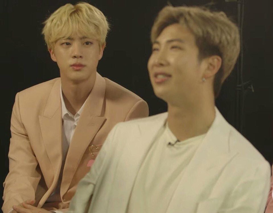 Namjin in the middle of honey farming; a thread: