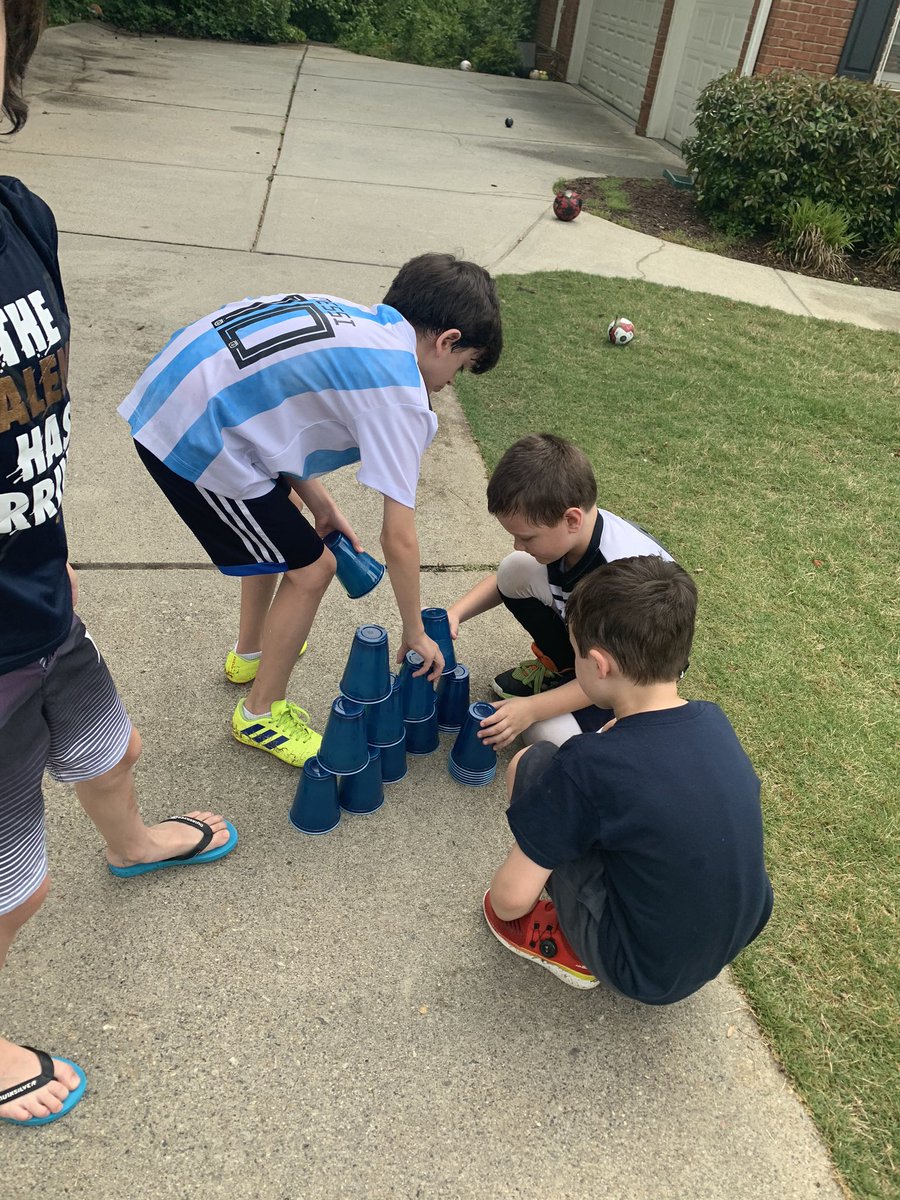 jennlapietra1's tweet photo. Field day both virtual with my class and with a couple families we are quarantining with. 4 zooms and as many grade levels. #bettertogethermpe @MPE_Mustangs https://t.co/lh8ZMC7BrC