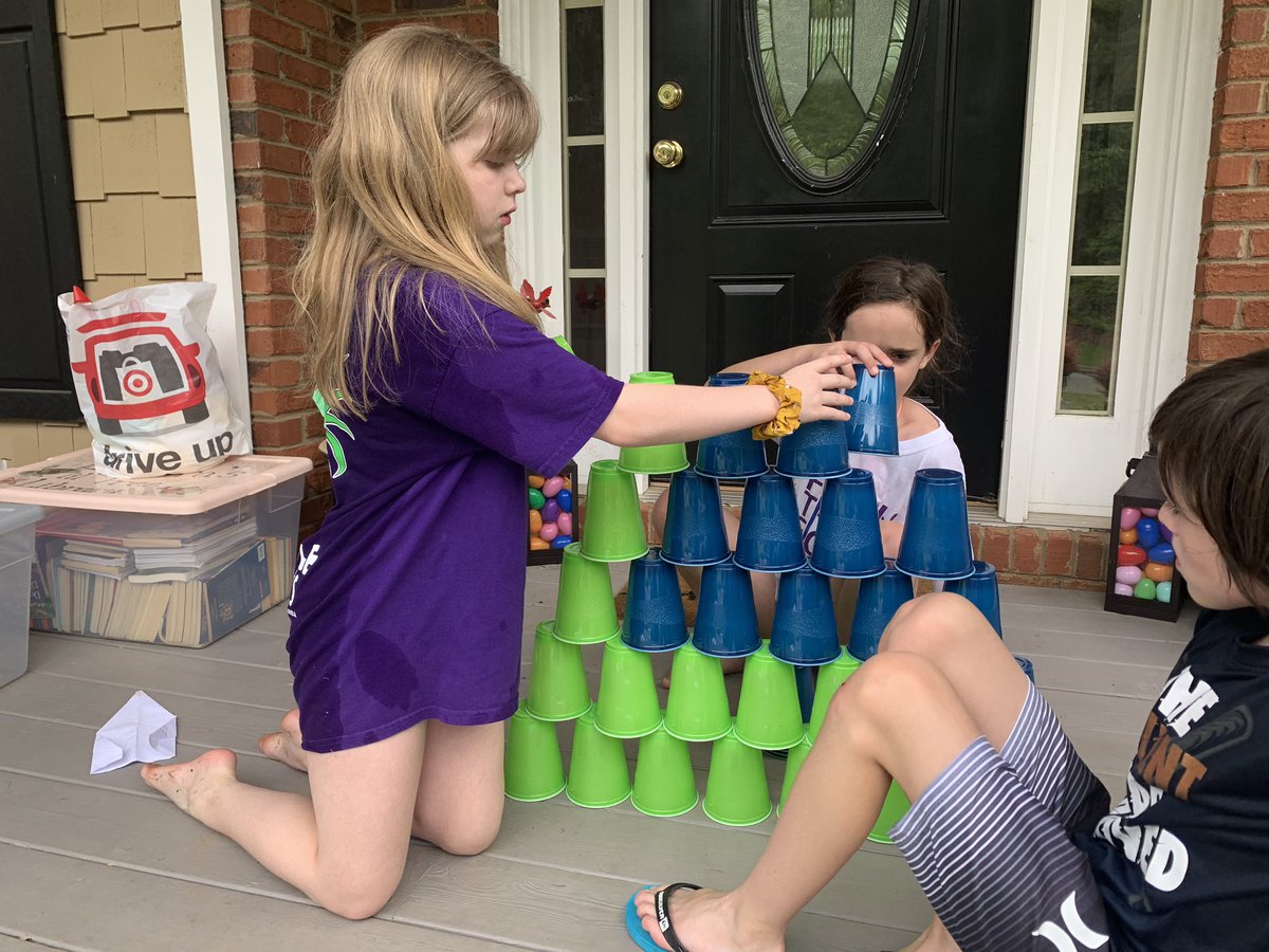 jennlapietra1's tweet photo. Field day both virtual with my class and with a couple families we are quarantining with. 4 zooms and as many grade levels. #bettertogethermpe @MPE_Mustangs https://t.co/lh8ZMC7BrC