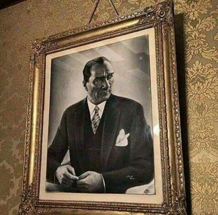 "Sen çivisi çıkmış bu dünyada,
Duvara asılan en güzel fotoğrafsın."

#19Mayıs