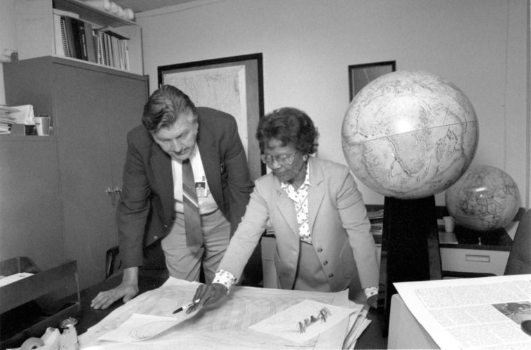 ¿Has usado hoy el GPS? Pues dale las gracias a Gladys West, matemática conocida por sus contribuciones a los fundamentos de Sistemas de Posicionamiento Global. Nunca perdió la curiosidad y las ganas de aprender. Tanto es así, ¡que obtuvo un doctorado a los 87 años! #WomenInSTEM