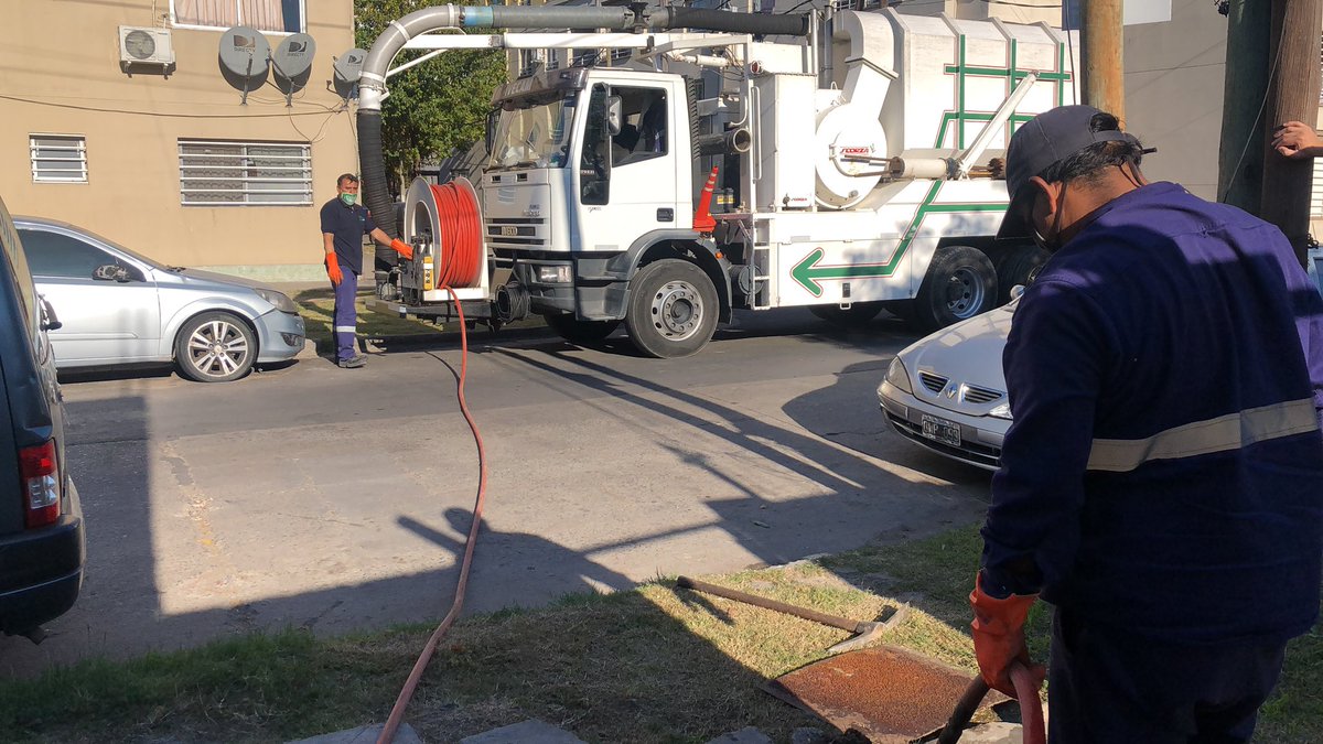 waltermolinaosv's tweet photo. #EquipoUGIS = #DGGIS #IVC en Barrios Perales y Pirelli con 🚚 Vactor  con limpieza en cámaras y obstrucción de cámaras de servicios cloacales

@MariaMigliore @JuanMaquieyra @mrgospedini @Salas_Gabriel https://t.co/dB6806ePSA
