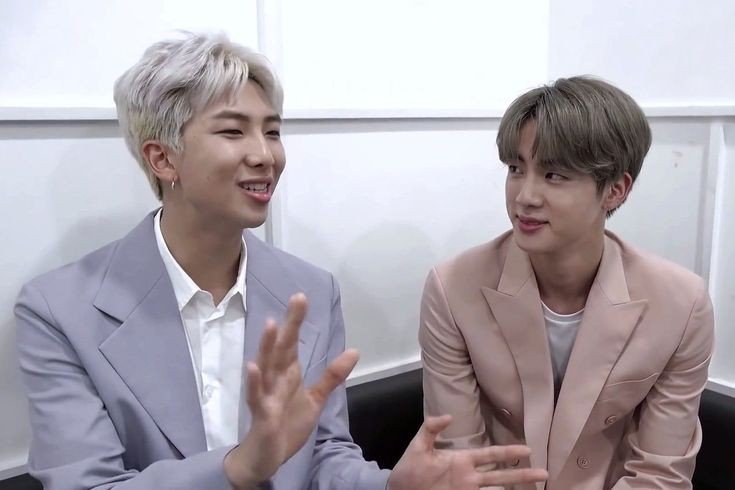 Namjin in the middle of honey farming; a thread: