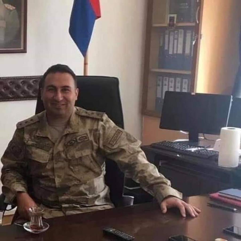 Eli kanlı taşeron terör örgütü PKK ile çıkan çatışmada şehit olan Jandarma Yüzbaşı Ferhat Çiftçi'ye Allah'tan rahmet, kederi ailesine sabır diliyoruz.
Milletimizin başı sağolsun.
