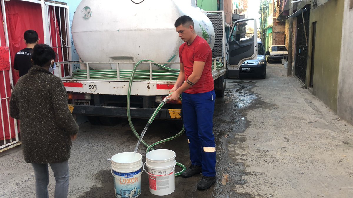 waltermolinaosv's tweet photo. #QuedateEnCasa 

#EquipoUGIS = #DGGIS #IVC 
Barrio 15 🍎32 con camión deagua Cisterna trabajando y acompañando a cada vecino todos los días como también reforzando a Barrio scapino con entrega de agua de sachet, seguimos 

@MariaMigliore @JuanMaquieyra @mrgospedini @Salas_Gabriel https://t.co/nD91hmzXzZ