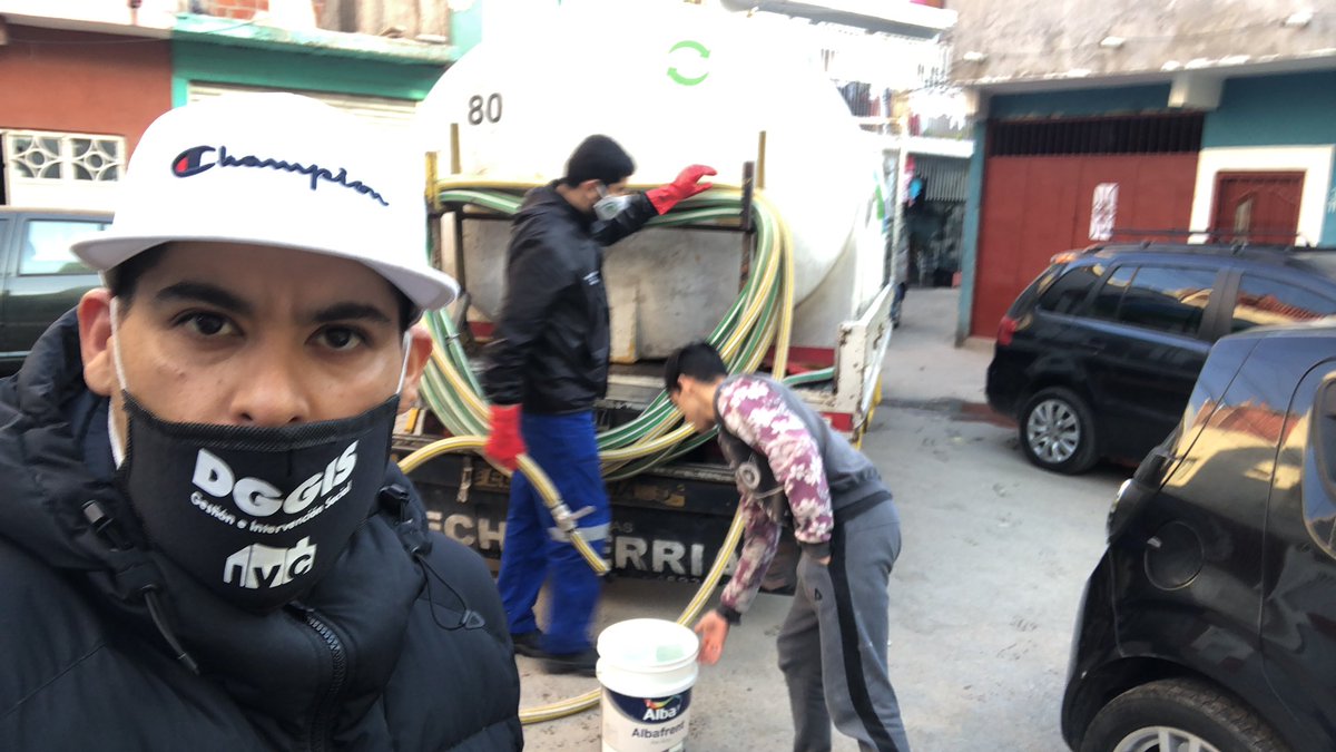waltermolinaosv's tweet photo. #QuedateEnCasa 

#EquipoUGIS = #DGGIS #IVC 
Barrio 15 🍎32 con camión deagua Cisterna trabajando y acompañando a cada vecino todos los días como también reforzando a Barrio scapino con entrega de agua de sachet, seguimos 

@MariaMigliore @JuanMaquieyra @mrgospedini @Salas_Gabriel https://t.co/nD91hmzXzZ