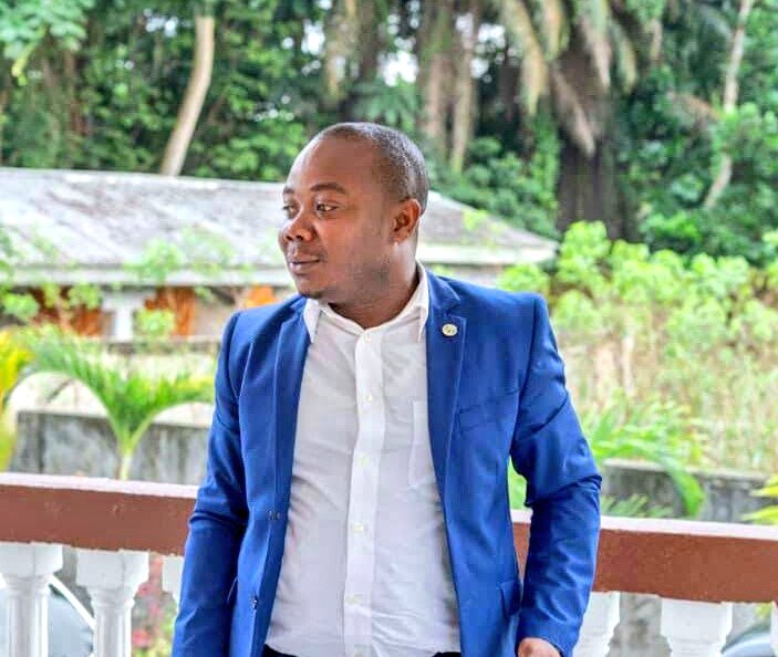 La critique est plus brillante que les encouragements.
JEE