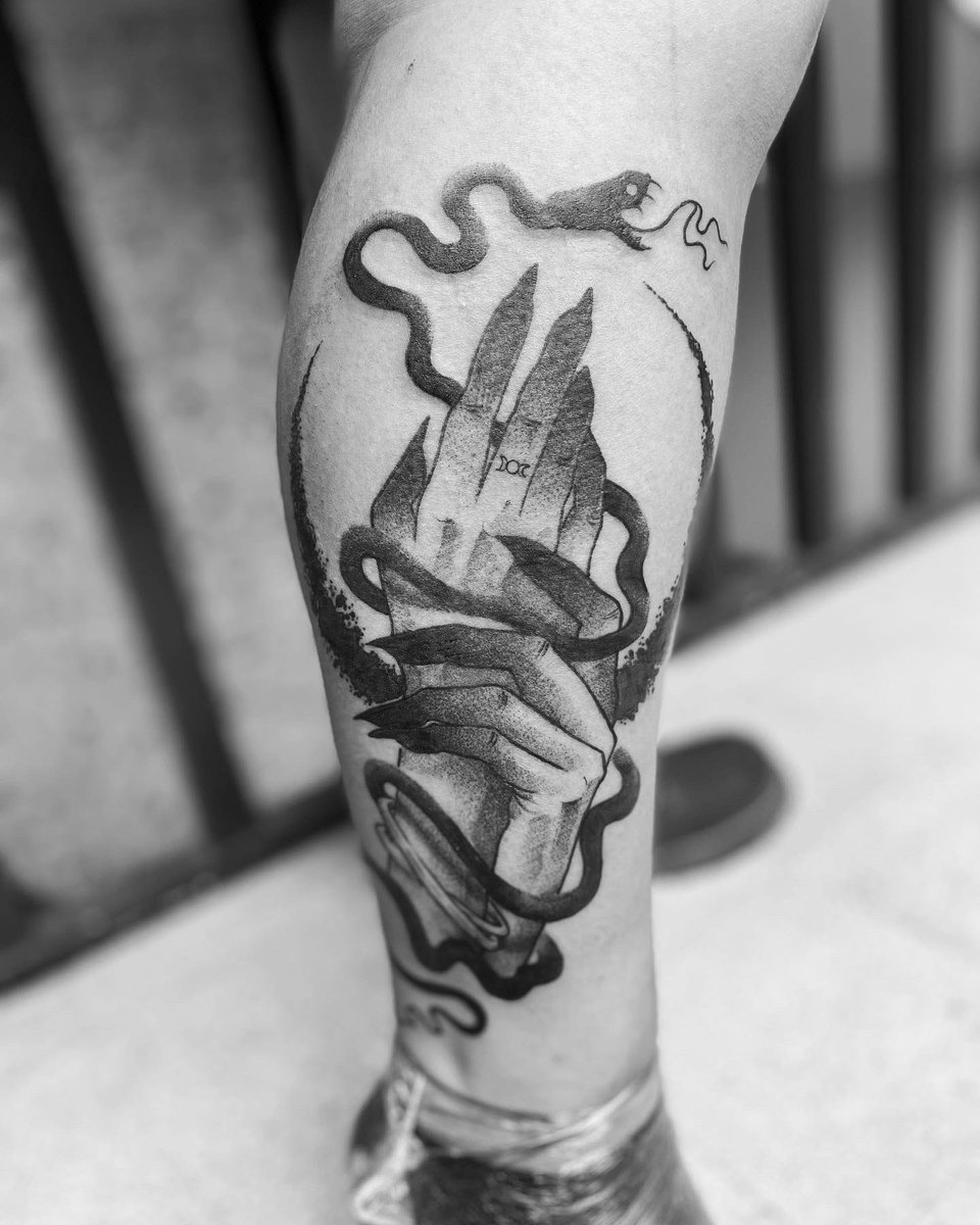 nathannahu's tweet photo. TODAYS SESSION!!!
WITCH HANDS!!!
#tattoo #tat #tattoogirl #tattoodesign #tattoostyle #tattooforgirls #legtattoo #witch #witchtattoo #witchtattoos #blackworktattoo #blackworkers #tatuajeschingones https://t.co/M989NxwgyI