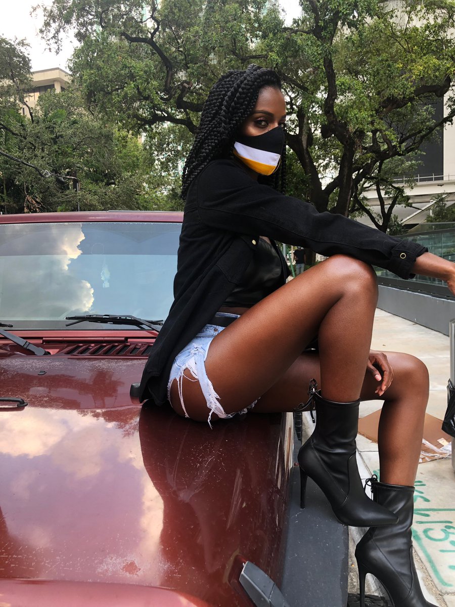 RoatansFinest's tweet photo. Tell a friend to tell a friend, Garifuna First Masks have RESTOCKED! 🖤🤍💛 limited quantity available DM me✨ https://t.co/slLxFDmY2A