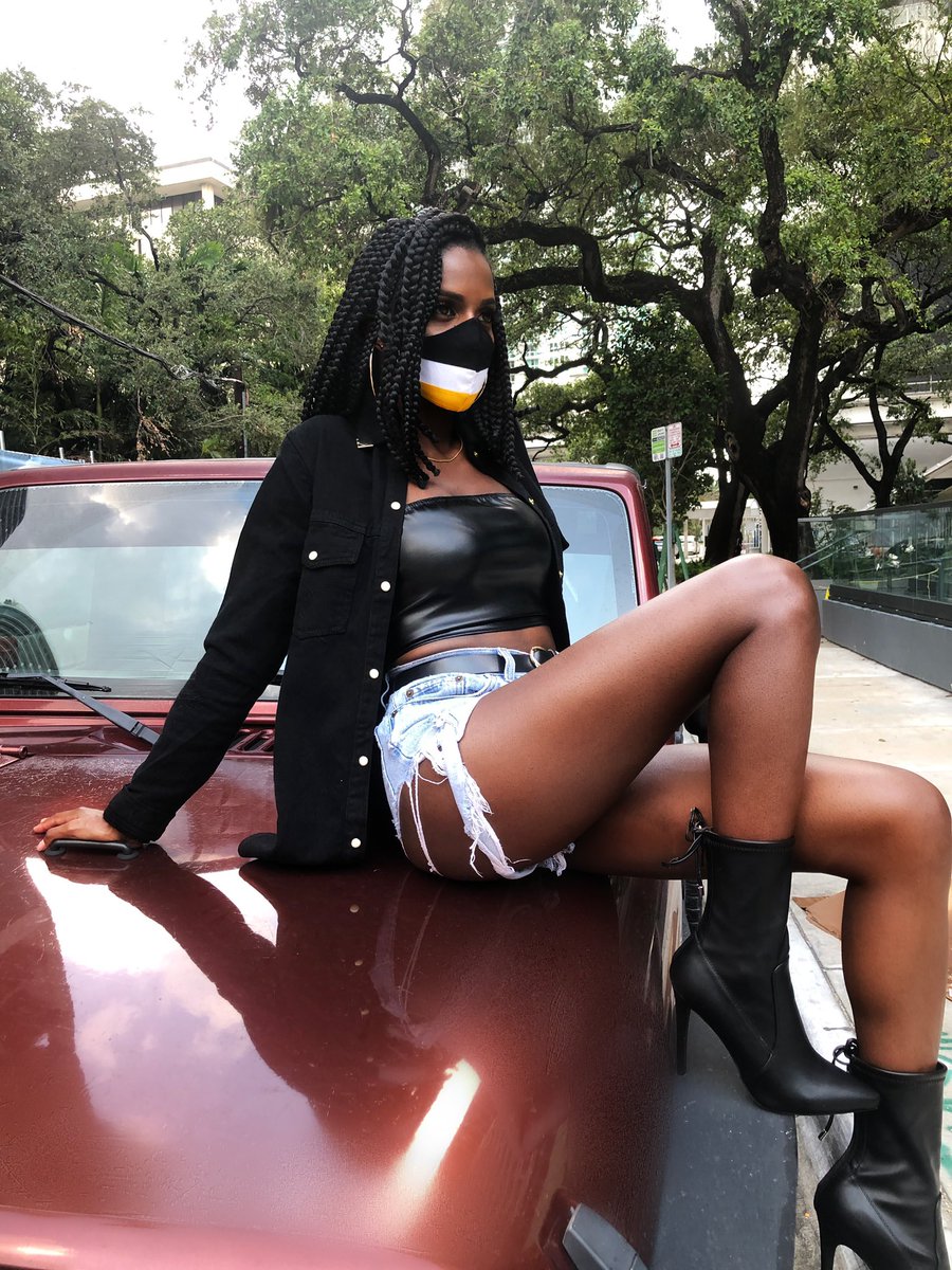 RoatansFinest's tweet photo. Tell a friend to tell a friend, Garifuna First Masks have RESTOCKED! 🖤🤍💛 limited quantity available DM me✨ https://t.co/slLxFDmY2A