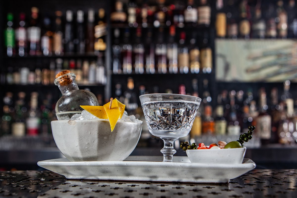 Got Martini envy?
Our Forager's #martini kit gives you everything you need to enjoy a classic gin martini.
.
.
.
#keeferathome #cocktailstogo #martinienvy #ginface #botanist #gin #vermouth #twist #onion #olives #hydrosol #forager #tassoni