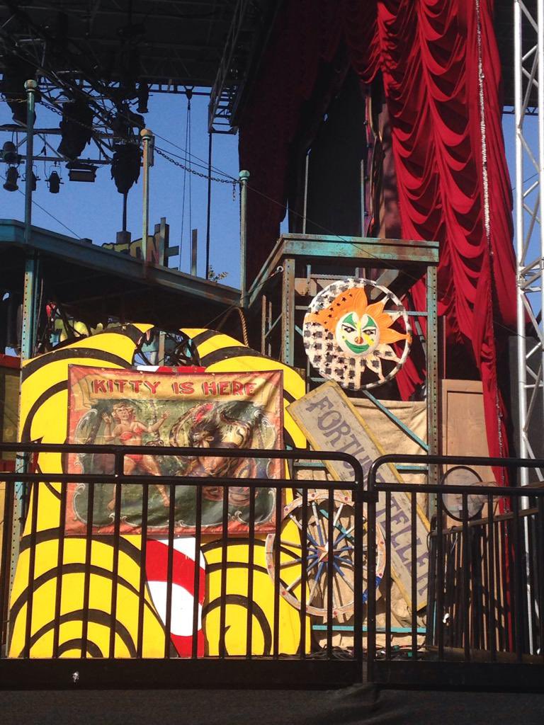 HHNstagram's tweet photo. stage props. #simpletweets 🤷🏼♂️ #soedgy https://t.co/5ffDE5iH22