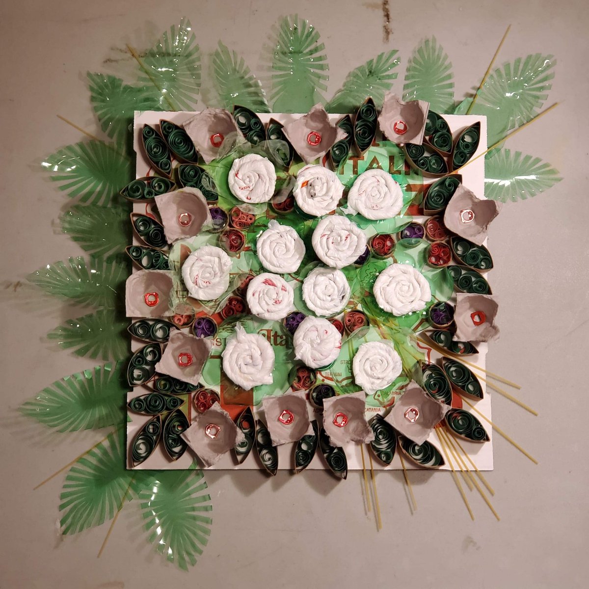 coueyart's tweet photo. "TotallyTubular" @NBCMakingIt #MakingItAtHome 🧻 Rolls for leaves and mini flowers with construction paper coils. Egg crate and grocery bag flowers with sprite bottle tops and bottoms for leaves, fern leaves out of the sides. All on top of a pizza box! Hope you like my wreath! https://t.co/pkK7xVDrhc